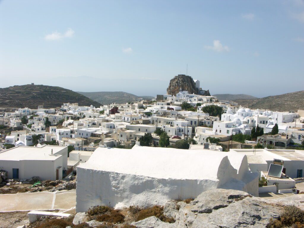 Blick auf Amorgos mit der Chora und der tiefblauen Ägäis im Hintergrund
