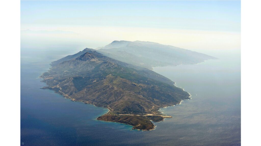 Ikaria - Atemberaubende Aussicht über die Insel mit ihren wilden Landschaften und dem tiefblauen Meer.