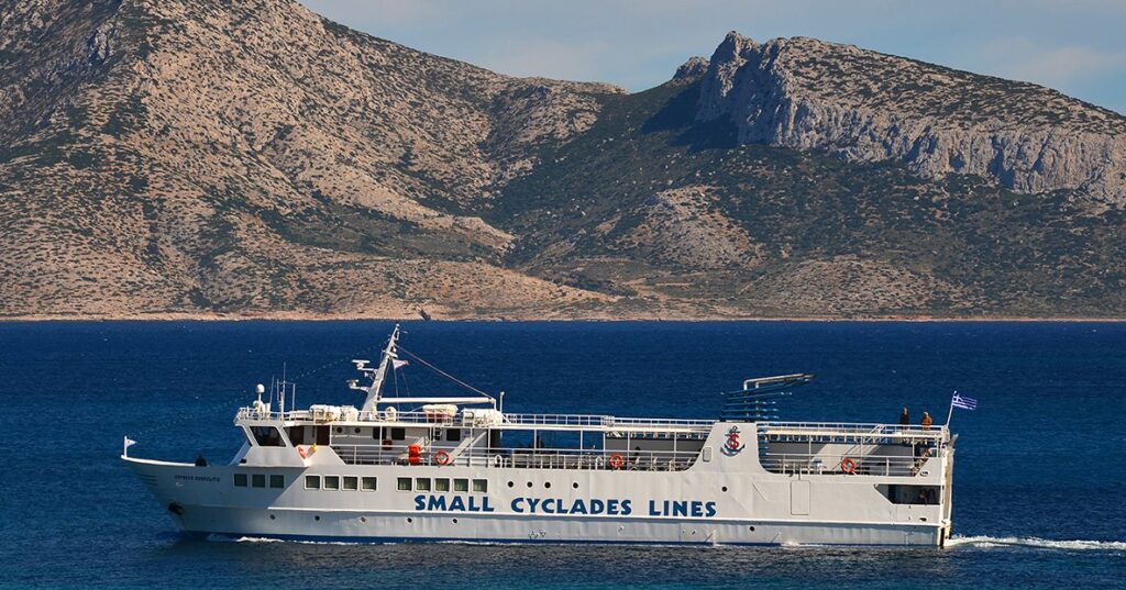 Reisen auf der Fähre. Die kleine Kykladenfähre Skopelitis auf Fahrt