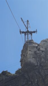 Seilbahn von Naxos - Mast auf Felsvorsprung