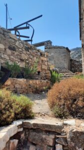 Seilbahn von Naxos - Stahl, Stein, Pflanzen bilden eine harmonische Verbindung