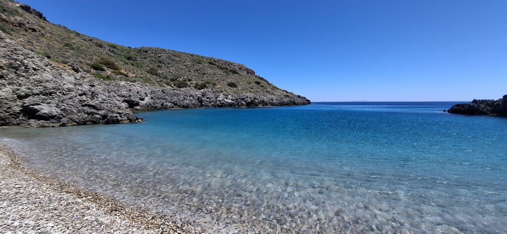 Chalkos Chalkos Strand mit Kieseln und kleinem Wasser