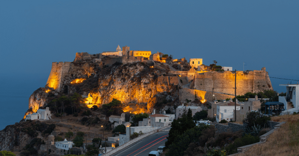 Kythira - Die Altstadt von Chora auf Kythira mit dem venezianischen Kastro im Hintergrund bei Sonnenuntergang