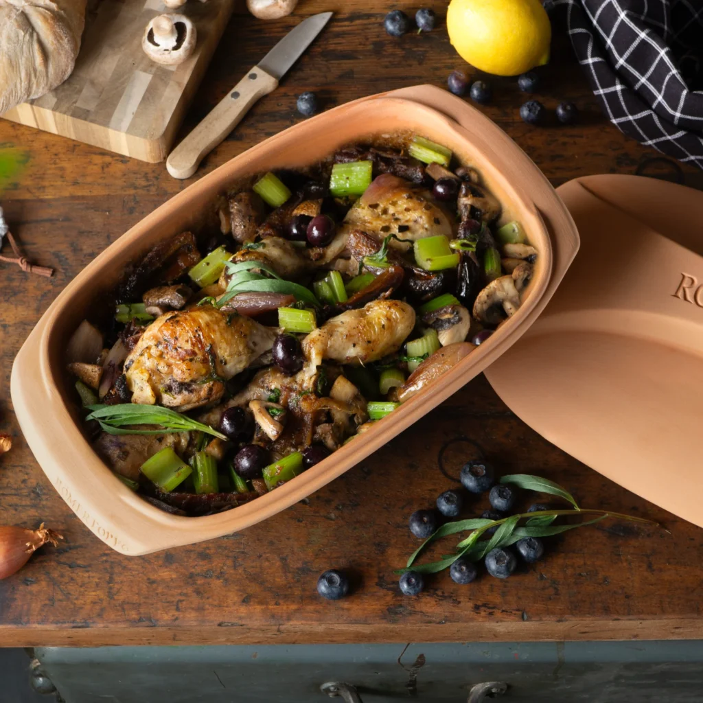 Traditionelles Kleftiko im Römertopf mit Lamm, Kartoffeln und Kräutern