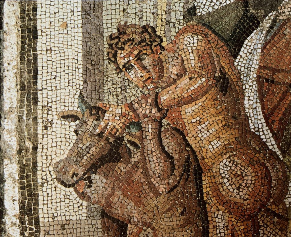 Antikes Mosaik von Theseus, der den Minotaurus im Labyrinth tötet.