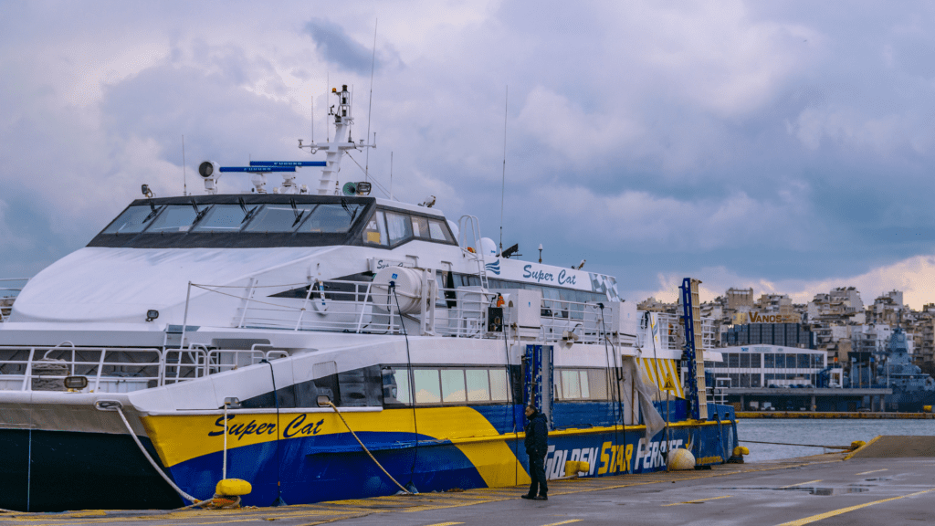 Preise in Griechenland 2026-am Hafen von Piräus bei Sonnenaufgang.