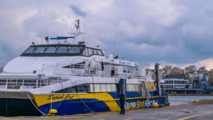 Preise in Griechenland 2026-am Hafen von Piräus bei Sonnenaufgang.