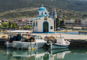 Euböa – Blick auf einen kleinen Fischerhafen mit griechischen Booten