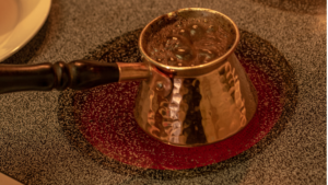 Griechischer Kaffee im Briki mit sichtbarer Schaumkrone, Nahaufnahme